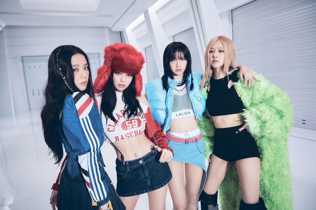 BPINKLATINO's tweet photo. STARBUCKS Korea colaborará con @BLACKPINK para lanzar Starbucks Merchandise que incluye vasos, llaveros,bolsas, etc. en un diseño negro y rosa con el logotipo. https://t.co/qXwwdFgECi