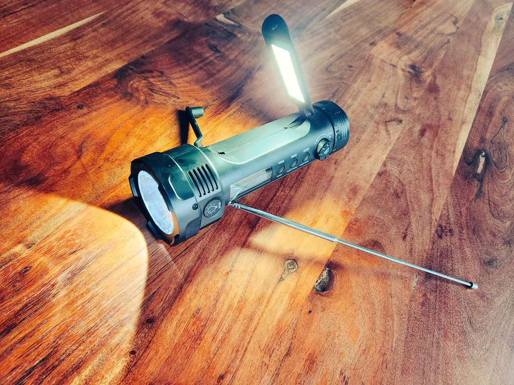 BlackoutPrepper's tweet photo. #Notfallradios mit Taschenlampe für die #Krisenvorsorge #Notfallvorsorge kennt man sicherlich schon.
Aber auch Taschenlampen mir #Notfallradio? 🤭
Dieses kompakte Teil habe ich durch Zufall gefunden.
Kann DAB/DAB+/UKW, 3000mAh Akku, Laden via Strom/Solar/Kurbel + spielt Powerbank https://t.co/lvkcjkD4k4