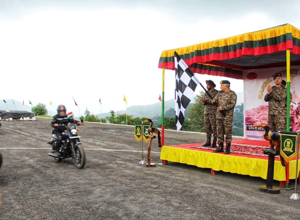 prodefkohima's tweet photo. Lt Gen RP Kalita, #ArmyCdrEC, flagged-off an #IndianArmy Motorcycle Expedition (#K2K) to commemorate Kargil Vijay Diwas from #Kohima, led by the 'Mushkoh Warriors'. Traversing through 8 States &amp; 2 UTs, the rally will reach Kargil War Memorial on 26 Jul 2023. @easterncomd @adgpi https://t.co/HMca8Q324Y