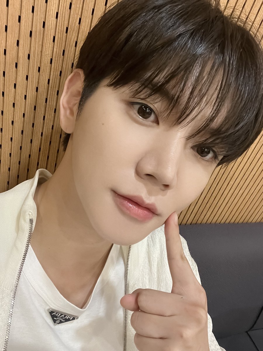 REN_BPM's tweet photo. [#렌] ⏰

잠시 후 3시 30분! SBS 파워FM <두시탈출 컬투쇼>에 렌이 출연합니다📻
노곤한 일요일 오후에 렌의 꿀 보이스와 함께해요🐝

#REN #최민기 #CHOIMINGI #두시탈출컬투쇼 https://t.co/nZIZrJGN49