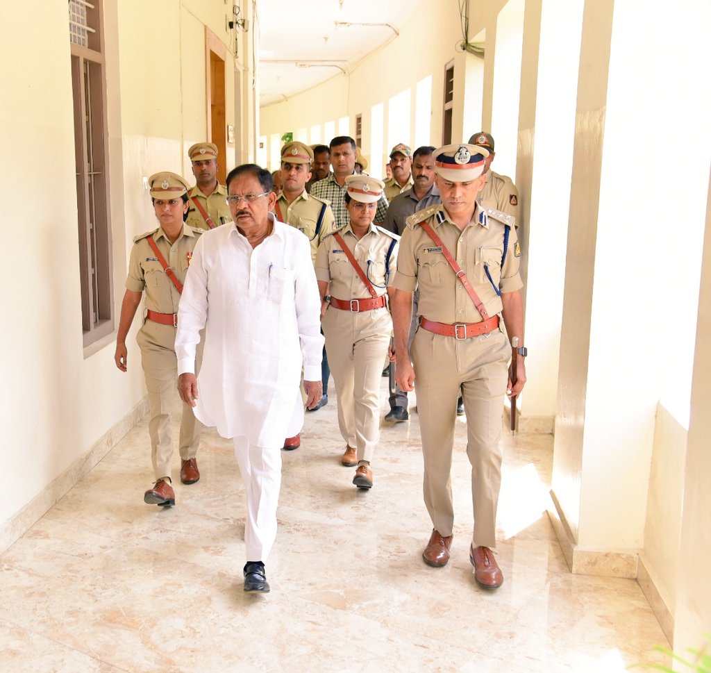 SPmysuru's tweet photo. ದಿ. 01/07/2023 ರಂದು ಘನ ಕರ್ನಾಟಕ ಸರ್ಕಾರದ ಗೃಹ ಸಚಿವರಾದ @DrGParameshwara ರವರು, #SR-#RANGEPOLICE ಕಛೇರಿಯಲ್ಲಿ ದಕ್ಷಿಣ ವಲಯ ಪೊಲೀಸ್ ಘಟಕಗಳ ಹಿರಿಯ ಪೊಲೀಸ್ ಅಧಿಕಾರಿಗಳೊಡನೆ ಸಮಾಲೋಚನಾ ಸಭೆ ನಡೆಸಿದರು. @Rangepol_SR ಡಾ.ಎಂ.ಬಿ.ಬೋರಲಿಂಗಯ್ಯ, ಐಪಿಎಸ್ ರವರು,#spmysuru ಶ್ರೀಮತಿ.ಸೀಮಾ ಲಾಟ್ಕರ್ ಐಪಿಎಸ್ ರವರು ಹಾಜರಿದ್ದರು https://t.co/e5VLP5EOYw