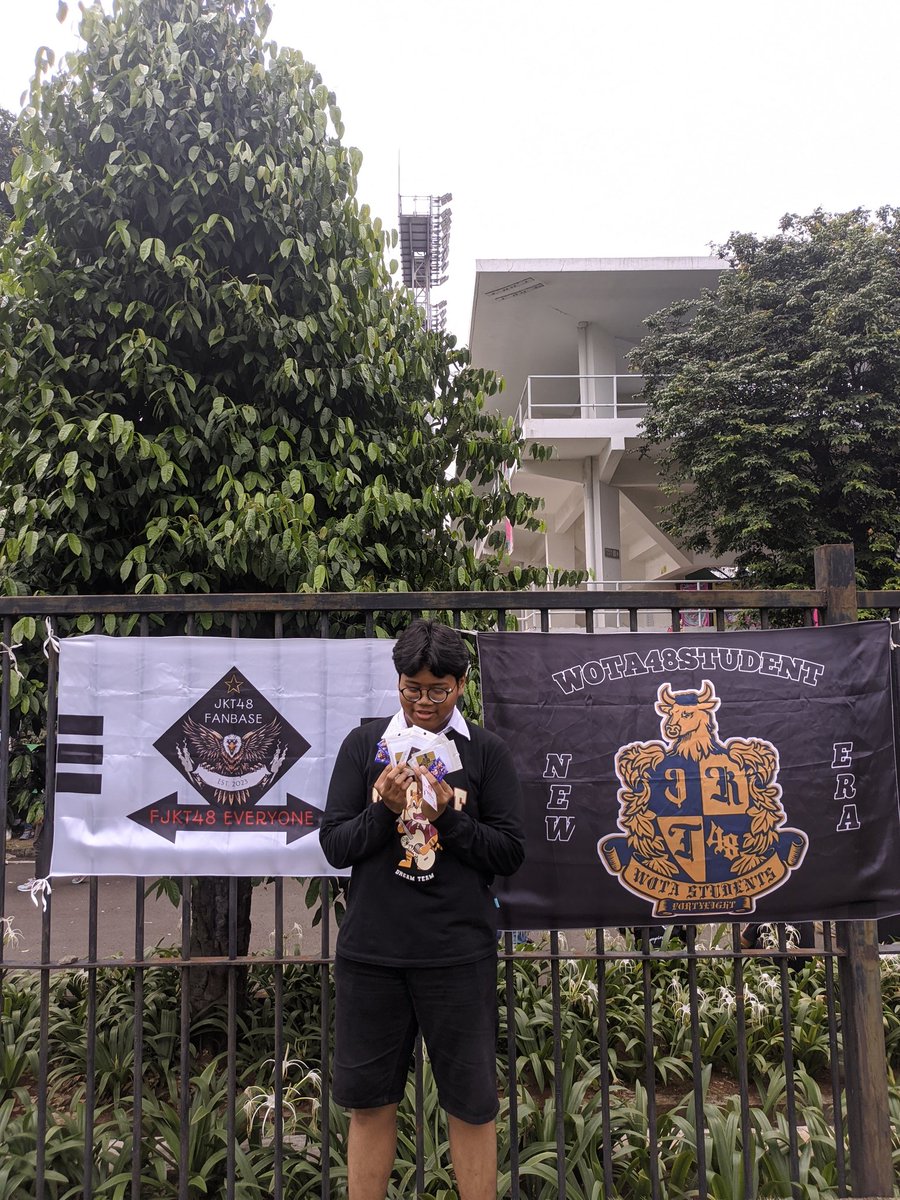FJKT48Everyone's tweet photo. yang mau freebies kesini yaaaa, masi banyak bgt niii wkwkw #jkt48summerfest https://t.co/MAtq5wpyE2