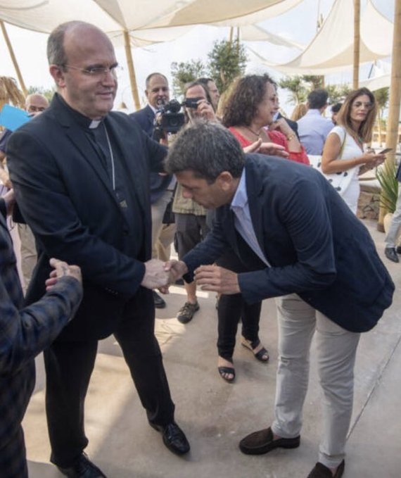ross64x's tweet photo. El tipo agachado ante el obispo, no tiene ningún problema en la espalda, es Carlos Mazón que va a ser el próximo presidente de la Generalitat Valenciana.

La genuflexión tiene su origen en la Edad Media, y era un signo de respeto del vasallo frente a su señor.

El obispo está pensando 

"Con este nos irán mejor las cosas,"