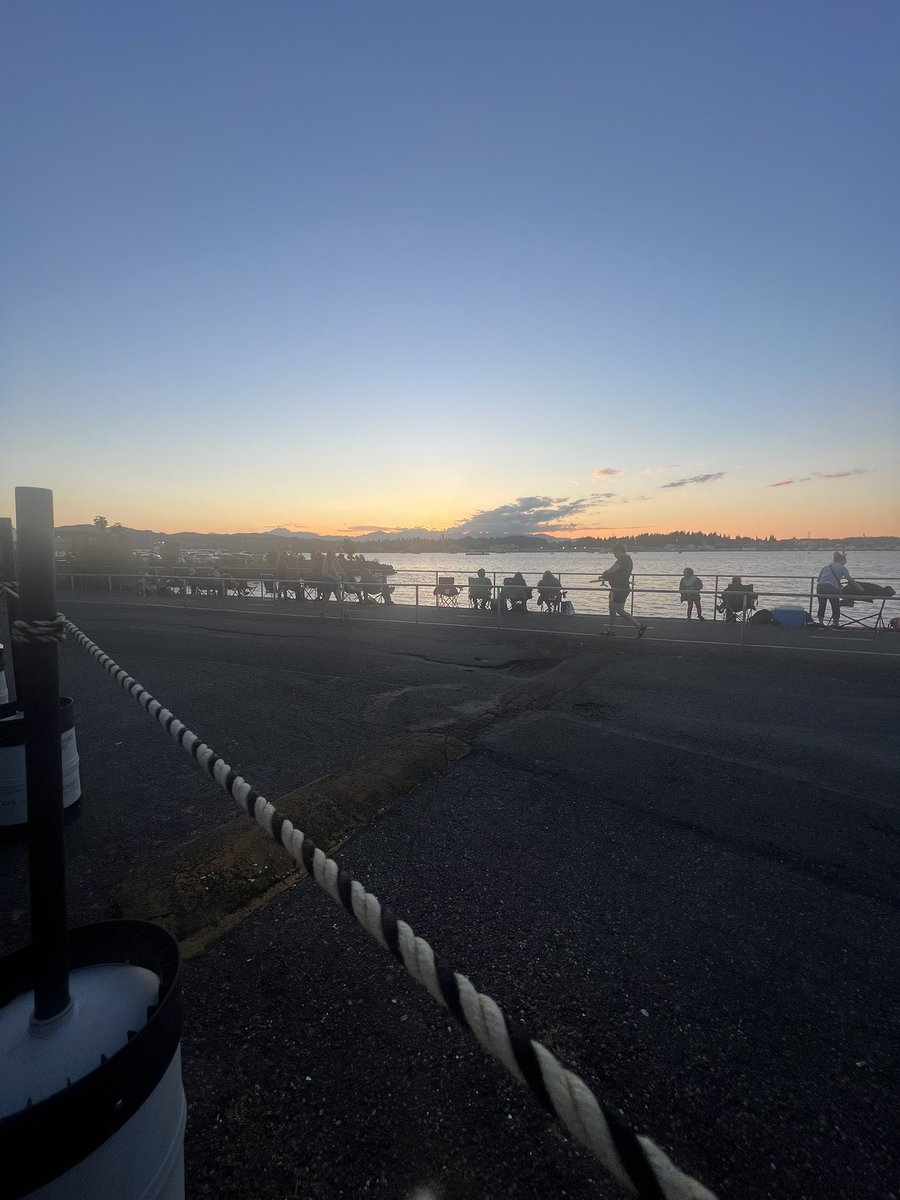 SarahSquishy94's tweet photo. Washington is so pretty (note this is as taken at 930 and 1015 respectively waiting on fireworks 😂) https://t.co/dpx7HGy5Yu