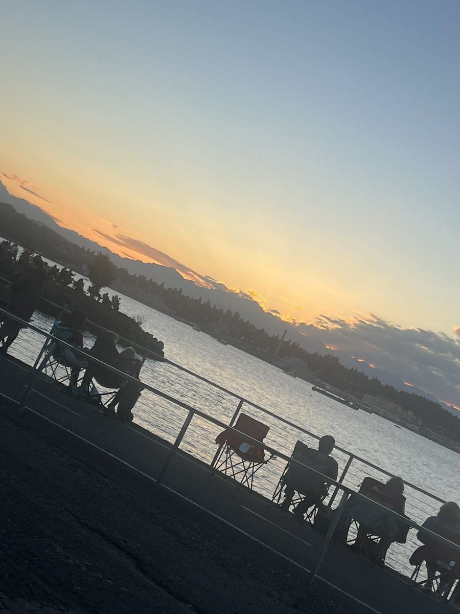 SarahSquishy94's tweet photo. Washington is so pretty (note this is as taken at 930 and 1015 respectively waiting on fireworks 😂) https://t.co/dpx7HGy5Yu