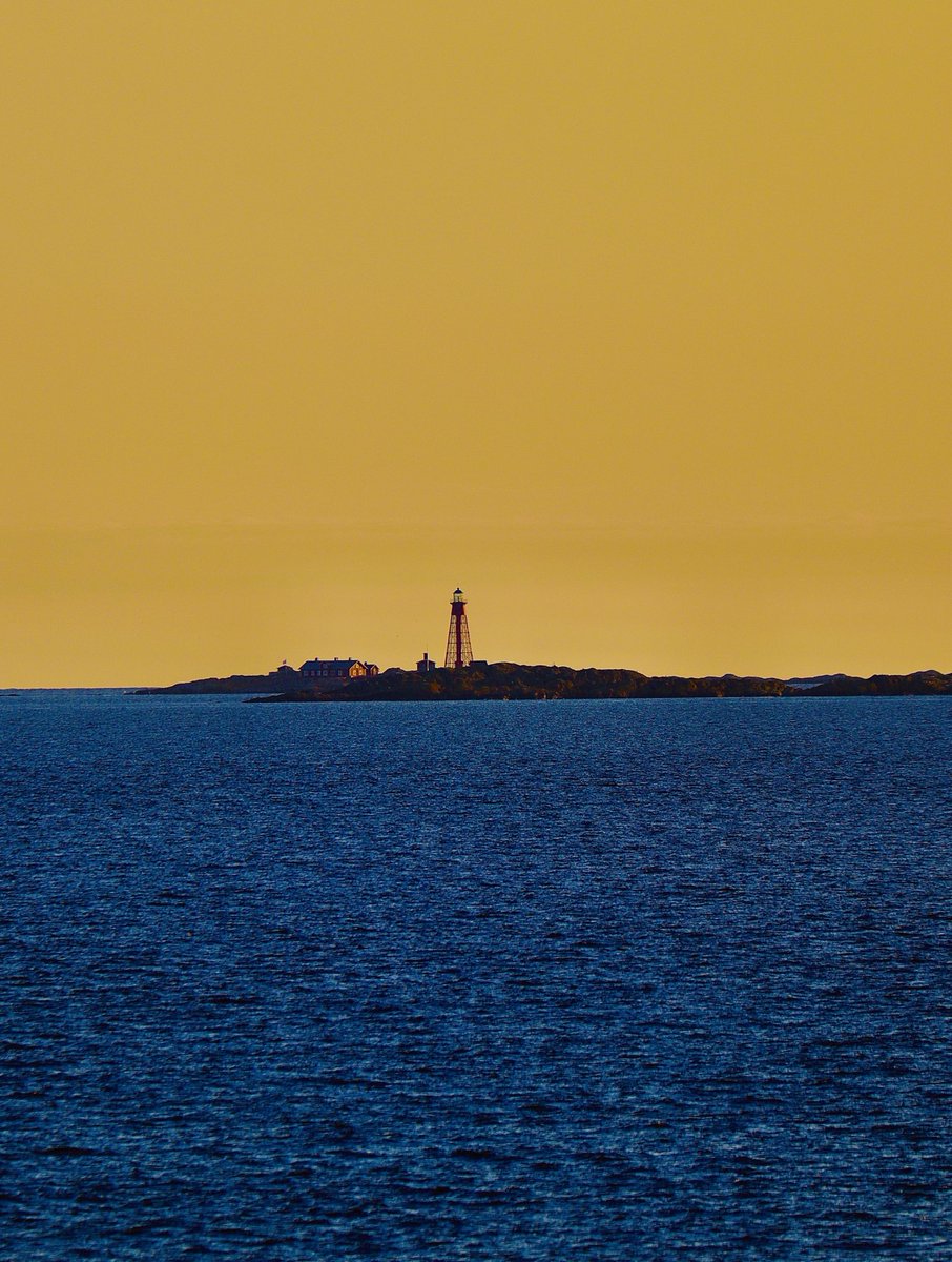 Tog en bild på fyren Pater Noster utanför Marstrand i kvällsljus. Det blir en hyllning till Ukrainas kamp mot terroriststaten Ryssland.
Slava Ukraini!