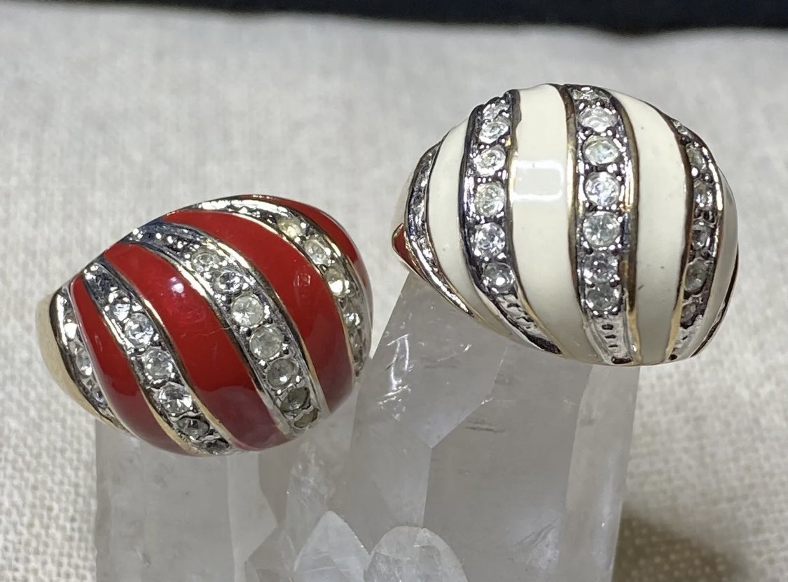 StuffWeFind1's tweet photo. JUST LISTED: Vintage Ring Set - 18k HGE - Enamel &amp; Crystal - Size 7 1/2

2 Rings, one low starting bid price.

https://t.co/vYJhJk70VI

#vintagejewelry #cocktailrings #rings #ringset #ebay #red #white #jewelry https://t.co/TZ2170fz7Q