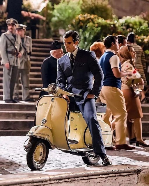 Henry Cavill is seen riding his Vespa scooter at Piazza di Spagna, located in Rome, Italy. 🇮🇹🛵
#HenryCavill #PiazzadiSpagna