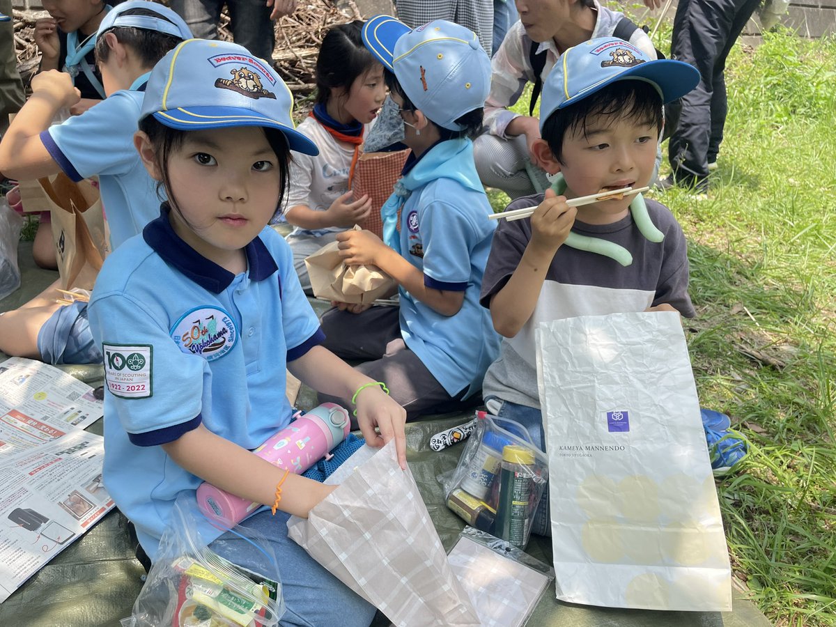 bsy103tw's tweet photo. 自然の恵みに感謝　6/25

先日はジャガイモ🥔の収穫とシャカシャカポテチ🍿作りをしました。

揚げたてのパリパリポテチにそれぞれ持ち寄った海苔しおや、コンソメなどをシャカシャカ袋に入れてとても美味しかったね😋

#ボーイスカウト#ビーバースカウト #芋掘り #新ジャガ #あざみ野 #たまプラーザ https://t.co/JyEZzbe1gC