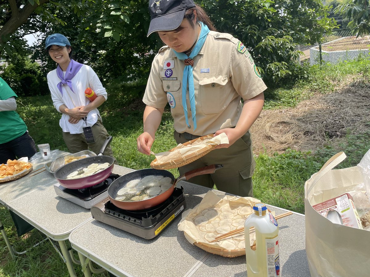 bsy103tw's tweet photo. 自然の恵みに感謝　6/25

先日はジャガイモ🥔の収穫とシャカシャカポテチ🍿作りをしました。

揚げたてのパリパリポテチにそれぞれ持ち寄った海苔しおや、コンソメなどをシャカシャカ袋に入れてとても美味しかったね😋

#ボーイスカウト#ビーバースカウト #芋掘り #新ジャガ #あざみ野 #たまプラーザ https://t.co/JyEZzbe1gC