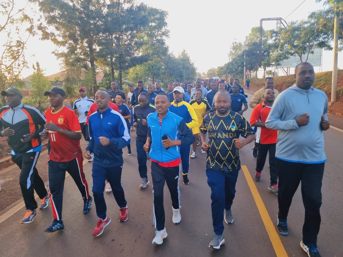 KireheDistrict's tweet photo. Uyu munsi mu Karere bazindukiye muri siporo rusange yahuje ibyiciro byose: Abato n'abakuze, inzego za Leta n'abikorera bari kumwe n'umuyobozi w'Akarere @rangira
n'umuyobozi w'Akarere wungirije ushinzwe iterambere ry'ubukungu @NzirabatinyaMo4 basoje babaha inama
#Liberation2023 https://t.co/sbel03nTXE