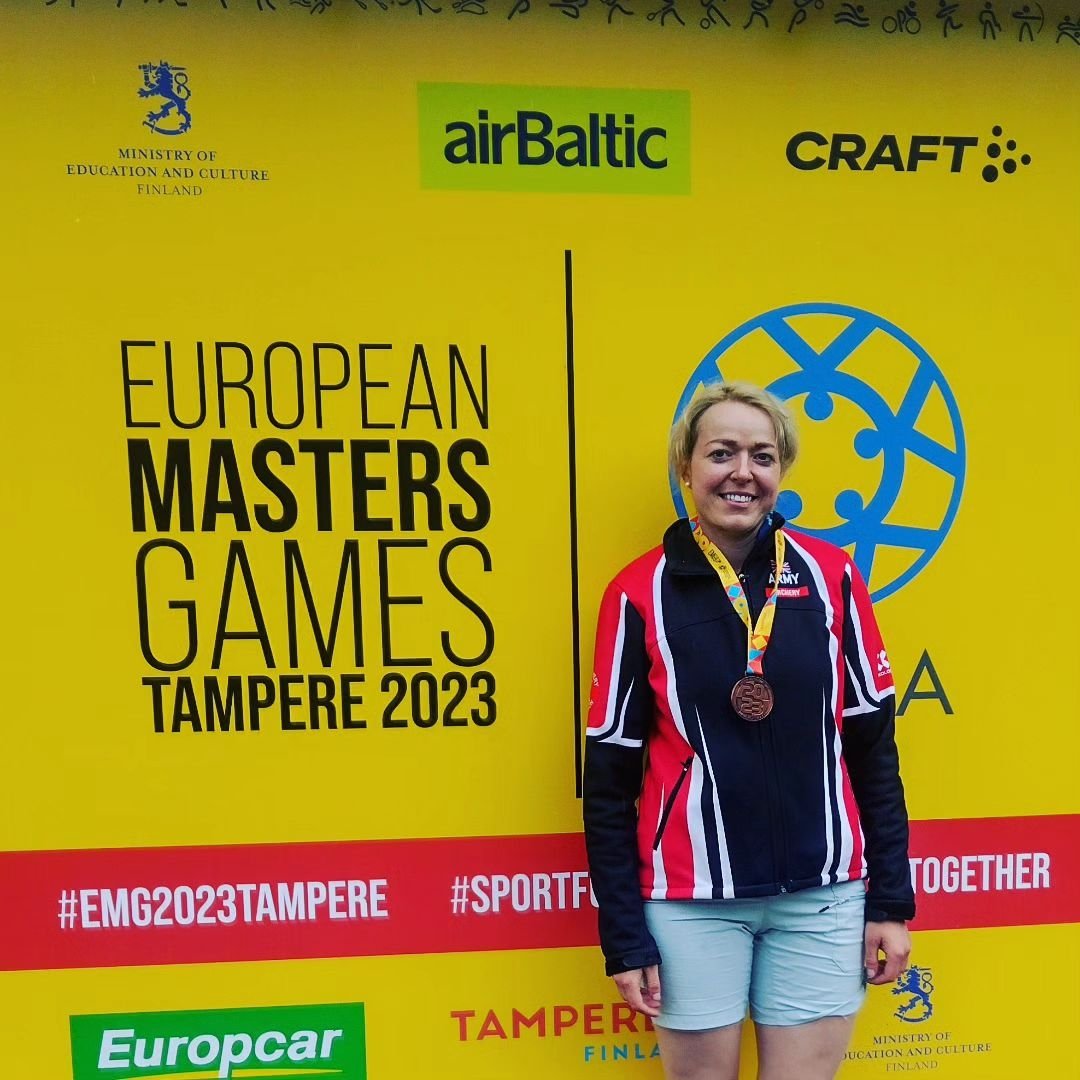 ArmySportASCB's tweet image. Congratulations to Cpl Val Rearden on her bronze medal in recurve target archery 🏹 at the European Masters Games @EMG2023Tampere

#ArmyArchery #emg2023tampere
#britisharmysport 
#armysportemg23 #longbowarchery #barebowarchery #recurvearchery #compoundarchery #SportforLife