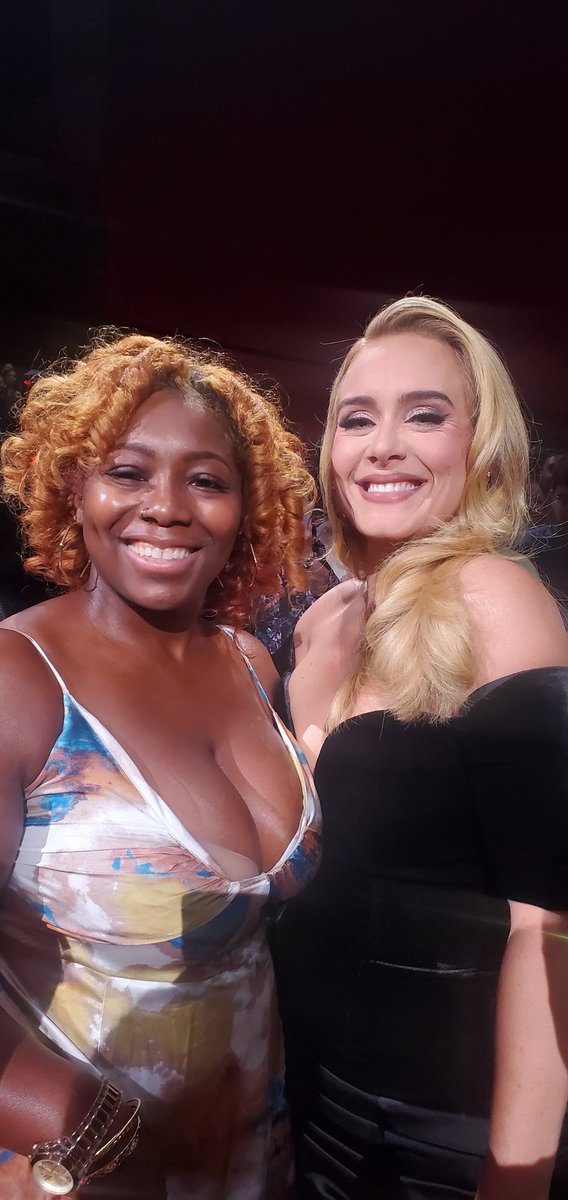 justCAKEit's tweet photo. One for the memories!! She HUGGED ME😭😭😭😭
#weekendswithadele #weekend20 #adeleaccess
#caesarspalace
#adelevegas #adele https://t.co/qXFwy2rT8I