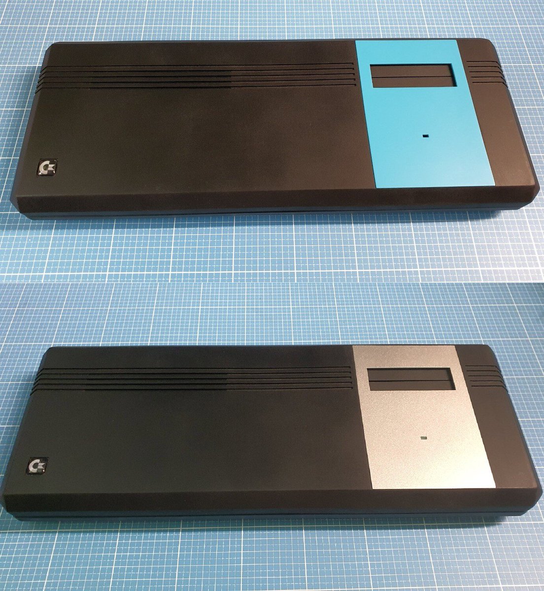 RetroWizzard's tweet photo. At first I wasn't sure if I should make the cartridge door bezel SX-64 blue or silver.
Do you think silver was the right choice?
#retrogaming #retrocomputing #Commodore #C64 #C64GS #3Dprinting https://t.co/S9wZnBwnQJ