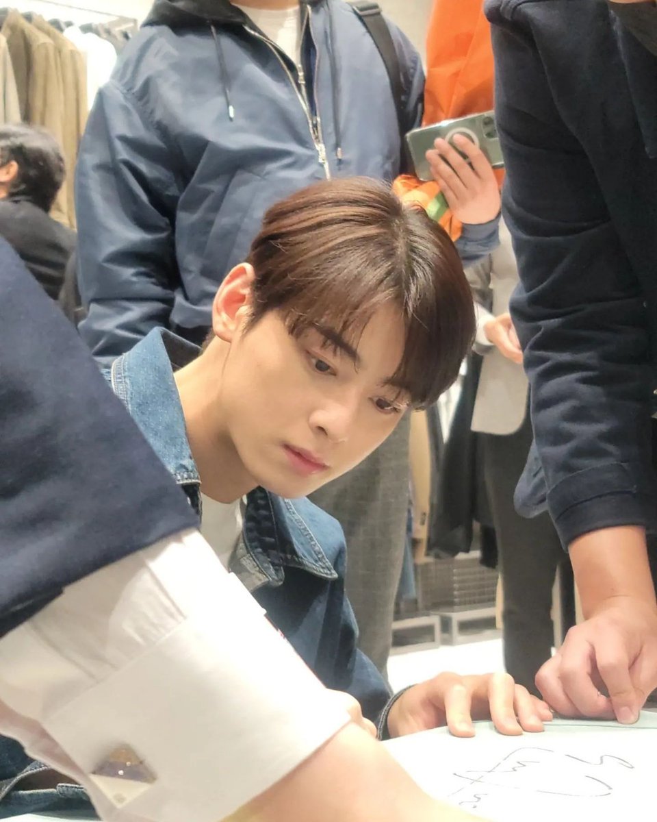 happy_young0330's tweet photo. 사인하고 있는

잘생김 🩵차은우🩵

#차은우 #CHAEUNWOO https://t.co/vuD6TcArlx