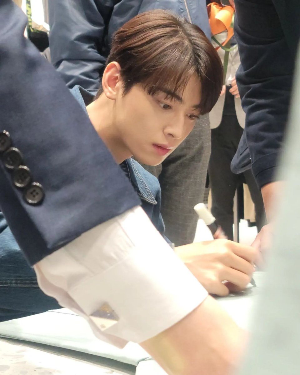 happy_young0330's tweet photo. 사인하고 있는

잘생김 🩵차은우🩵

#차은우 #CHAEUNWOO https://t.co/vuD6TcArlx