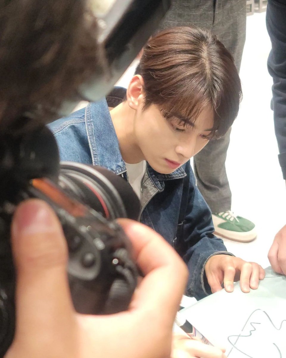 happy_young0330's tweet photo. 사인하고 있는

잘생김 🩵차은우🩵

#차은우 #CHAEUNWOO https://t.co/vuD6TcArlx