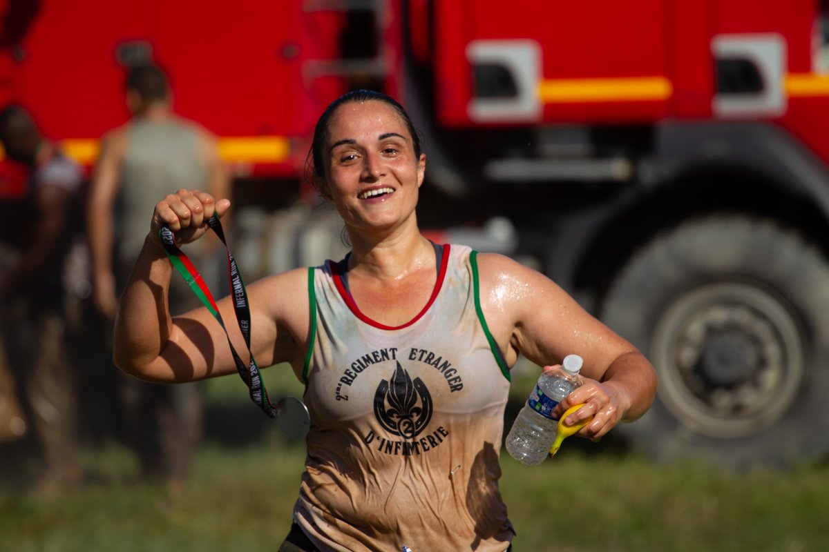 LaLegion's tweet photo. Starke Frauen beim diesjährigen #InfernalRun im Camp des Garrigues, veranstaltet vom 2. Infanterie-Fremdenregiment (2e REI). Es war zugleich der 1. Wettbewerb, zu dem auch Zivilisten zugelassen waren. Die zu bewältigende Strecke betrug 12,8 km. Alle Finisher bekamen eine tolle🏅. https://t.co/siQy96nqya