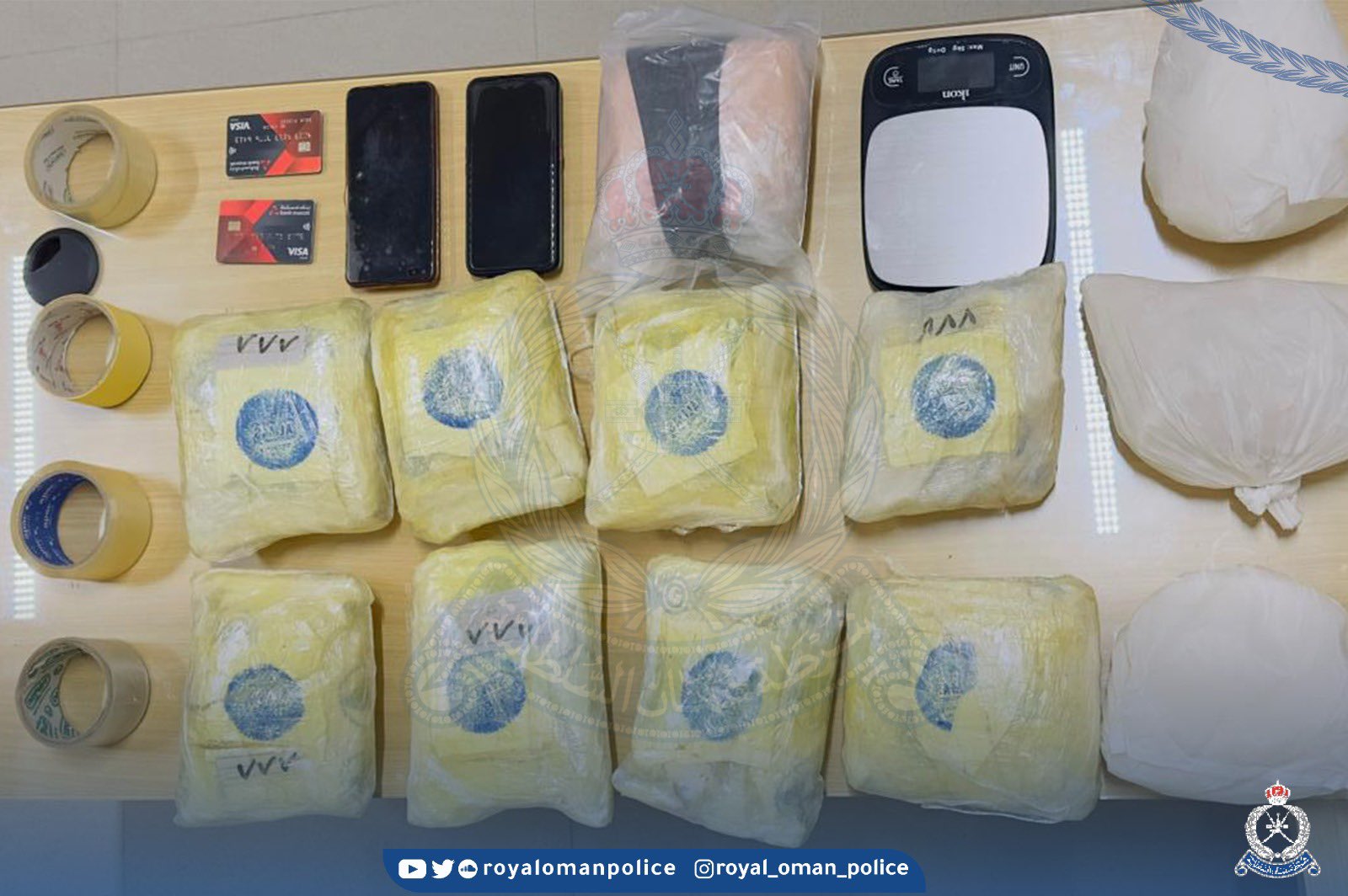 قيادة شرطة محافظة جنوب الباطنة تلقي القبض على أربعة أشخاص من جنسية آسيوية بتهمة حيازة كمية من مخدر المورفين والهيروين والكريستال ودخول البلاد بطريقة غير مشروعة، وتُستكمل الإجراءات القانونية بحقهم.