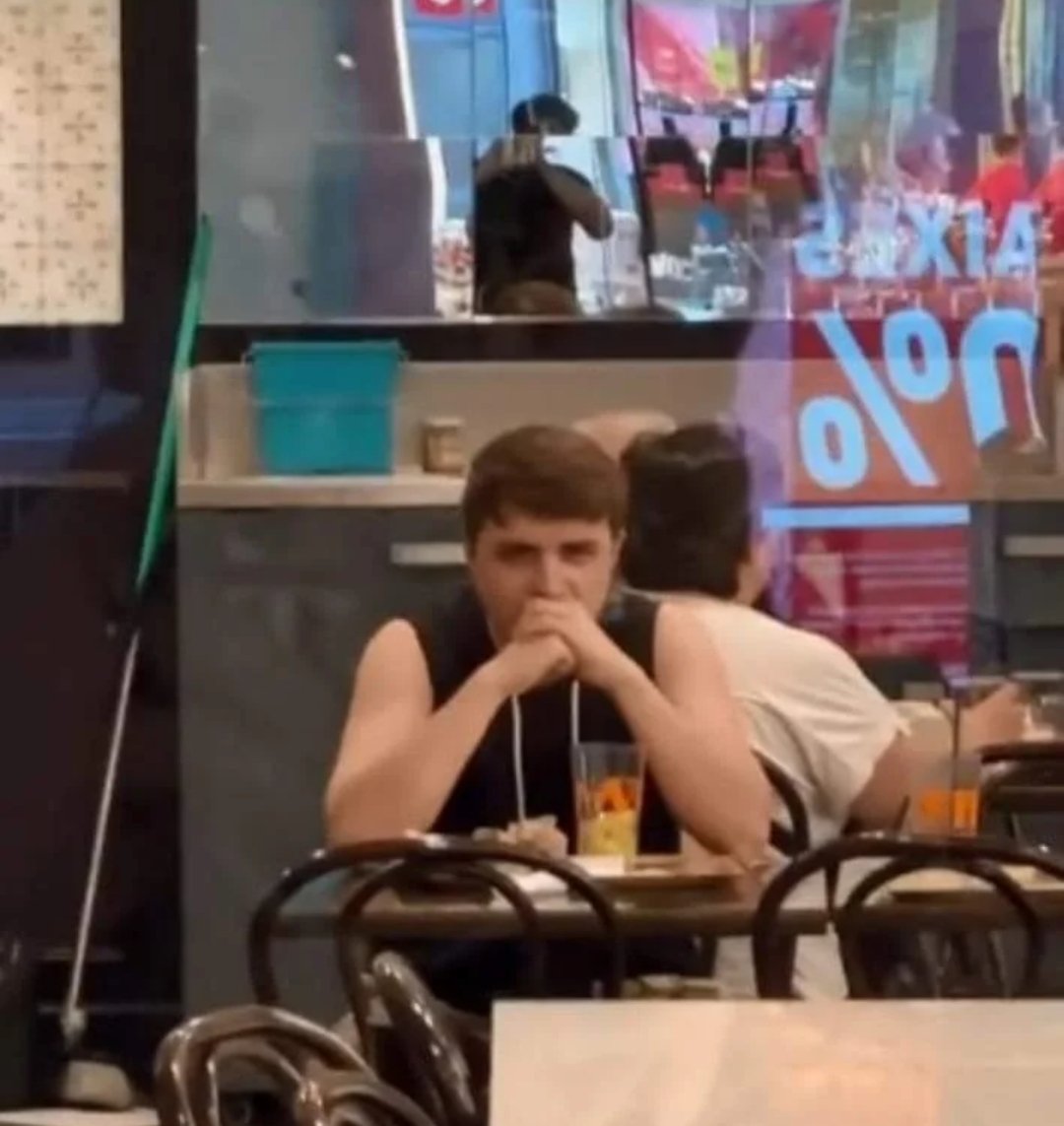 Bettercallknull's tweet photo. Dalas viendo la velada esperando que salga coscu y german despues de 7 horas y media https://t.co/9zi8W5KWJK