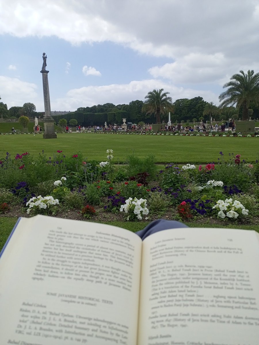 harrysofian's tweet photo. 1. Saya membaca twit ini hanya bisa tersenyum saja dg akun model begini. Tulisan provokatif seakan2 tahu betul keadaan Kota Paris. Saya yg duduk di Jardin Luxembourg sambil membaca buku sore ini dg sinar matahari minggu mencoba untuk klarifikasi. https://t.co/ecreWwIxIE