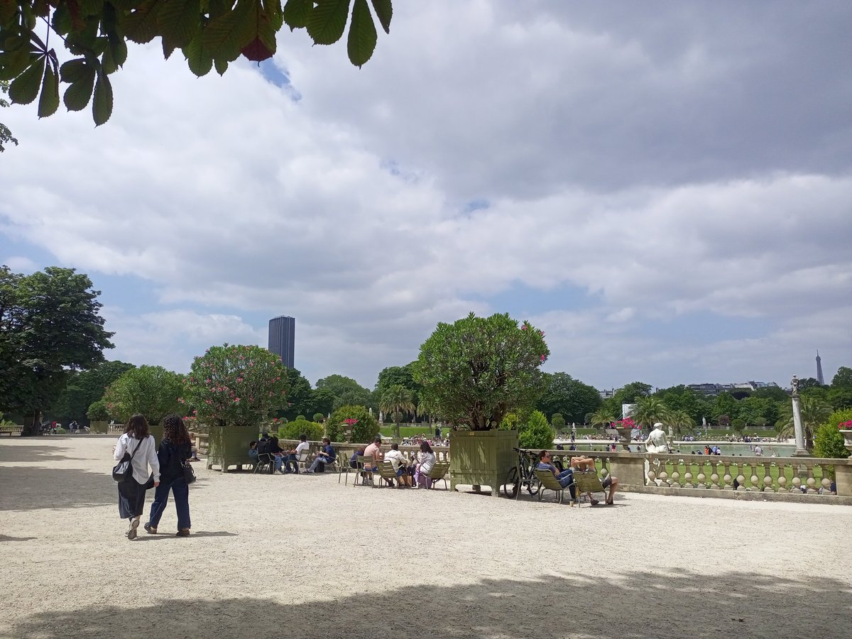 harrysofian's tweet photo. 1. Saya membaca twit ini hanya bisa tersenyum saja dg akun model begini. Tulisan provokatif seakan2 tahu betul keadaan Kota Paris. Saya yg duduk di Jardin Luxembourg sambil membaca buku sore ini dg sinar matahari minggu mencoba untuk klarifikasi. https://t.co/ecreWwIxIE