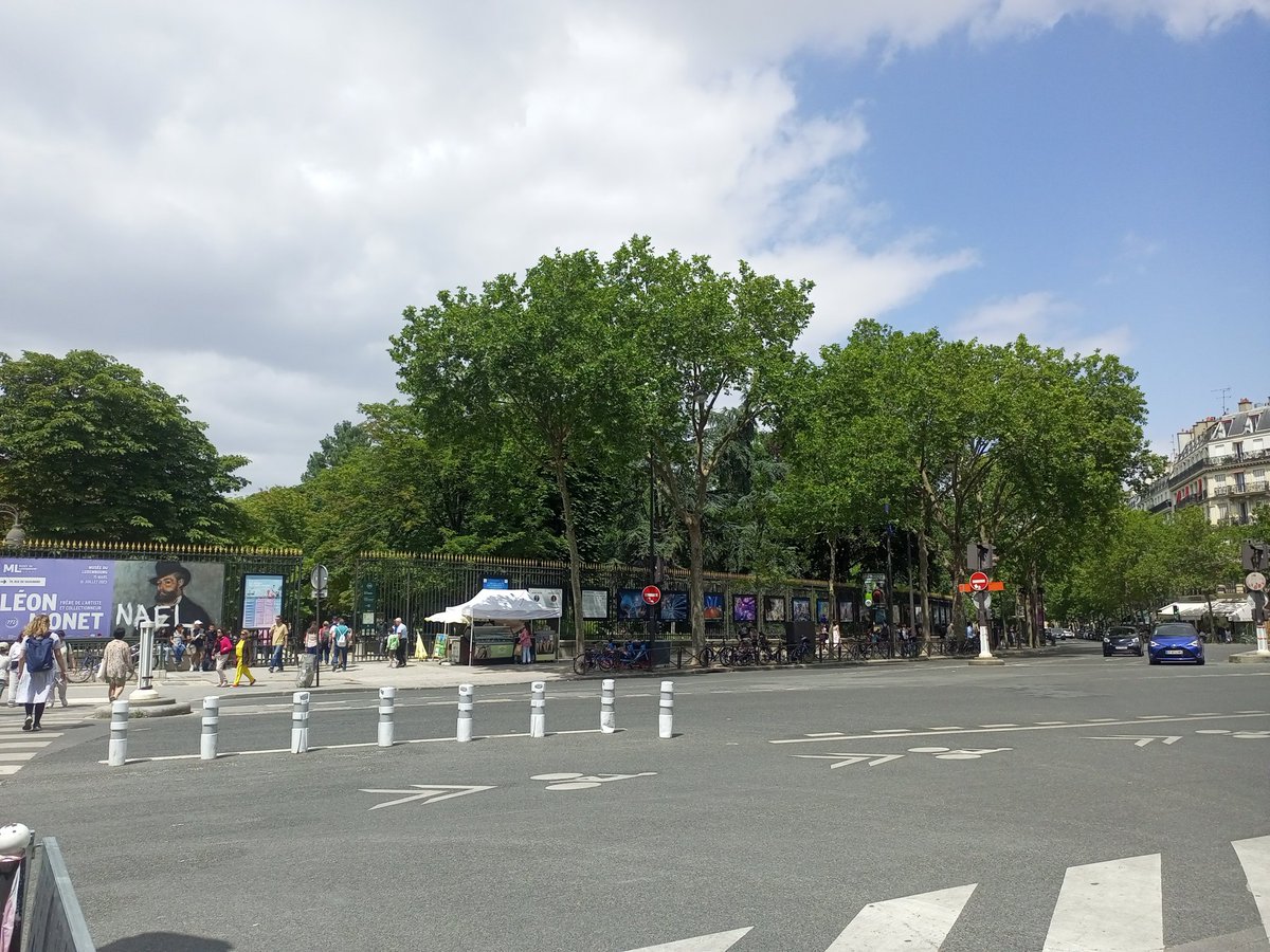harrysofian's tweet photo. 1. Saya membaca twit ini hanya bisa tersenyum saja dg akun model begini. Tulisan provokatif seakan2 tahu betul keadaan Kota Paris. Saya yg duduk di Jardin Luxembourg sambil membaca buku sore ini dg sinar matahari minggu mencoba untuk klarifikasi. https://t.co/ecreWwIxIE