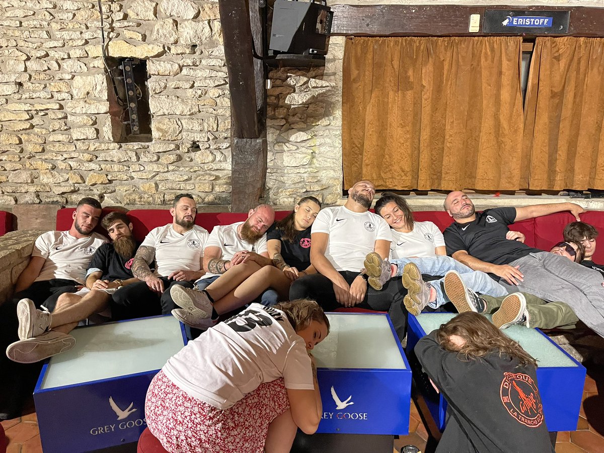 😴😴 Petite sieste pour l‘équipe !

LES GRANGEURS ON SE RETROUVE À PARTIR DE JEUDI POUR LA NUIT DES SAISONNIERS ♥️
#LAGRANGE #TEAMGRANGEURS