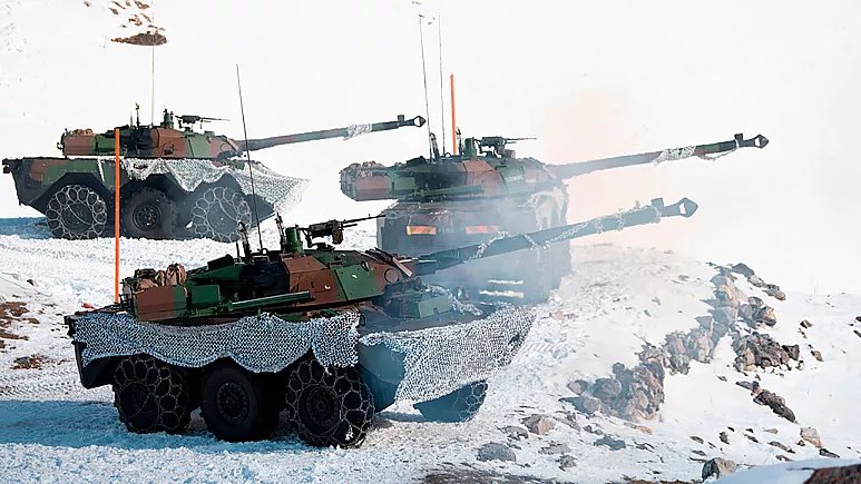 FRANSIZ TANKLARI YETERSİZ Ukrayna’nın 37. piyade taburu komutanı, Fransa tarafından Ukrayna’ya verilen AMX-10 RC tanklarının Rusya’ya karşı yürütülen karşı saldırıda yetersiz olduğunu, tankların zırh bakımından oldukça zayıf kaldığını söyledi.
