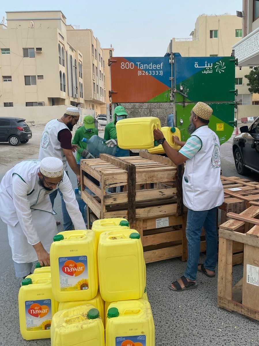 Bohras_MidEast's tweet photo. Continuing our journey towards the 3Rs - Reduce, Reuse, and Recycle - the #DawoodiBohra community of #Ajman and @beeahgroup collected plastic waste from homes &amp; offices and sent them for recycling as part of the #GreenHand initiative in the UAE. https://t.co/ryUWiNwLki