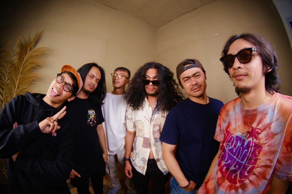 Dogmiecrazyband's tweet photo. Semesta mendukung
kami bisa mengabadikan moment kebersamaan ini
Ya tuhan tunjukan lah kami di jalan yang lurus, asik dan lucu 🌻🖤 https://t.co/dxqLOdczY3