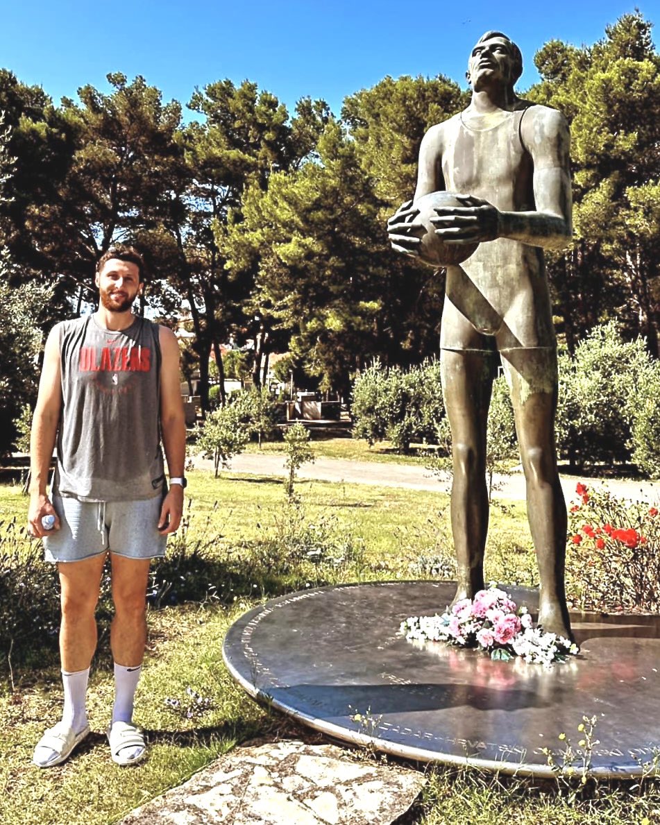 🙏🏻 Velika želja velikog čovjeka i našeg doživotnog navijača košarkaško je igralište s imenom najvećeg hrvatskog košarkaša ikad, Krešimira Ćosića!

Jusuf je tako u čast Kreši odlučio Zadru pokloniti igralište koje će se nalaziti kod Pet Nebodera! 👏🏻

Hvala ti <a href="/bosnianbeast27/">Jusuf Nurkić 🇧🇦</a>! 💙🤍