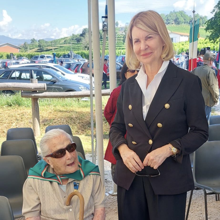 Sandra_Savino's tweet photo. Questa mattina al Cippo del Bosco Romagno in ricordo dei #caduti #osovani. Grande emozione incontrare la #partigiana Paola Del Din 🇮🇹
#FVG https://t.co/sZrXwDQwtl