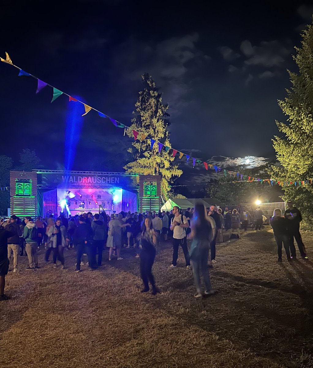 🎶Da oben leuchten die Sterne und unten leuchten wir 🎶. #waldrauschen #techno #Dancing