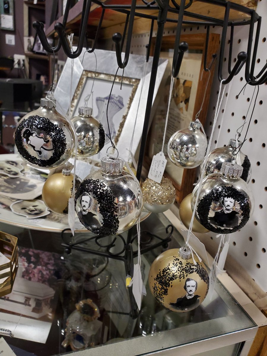 D_LunaTique's tweet photo. Silver &amp; gold, silver &amp; gold
Who doesn't want Poe in silver &amp; gold...

Yup, even I ha e succumb to Christmas In July at The Farm 😉😬

#christmasinjuly #edgarallanpoe #ornaments #oddities #lunatique #seeyouatthefarm #odditiesFargo https://t.co/DyfFYcdntI