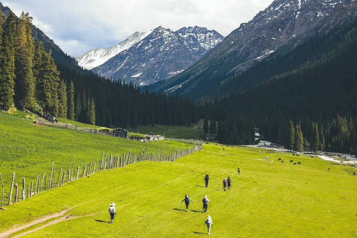 Go trekking across the Ancient Uysun Road in Xinjiang (China) / for seven days, 140 km
