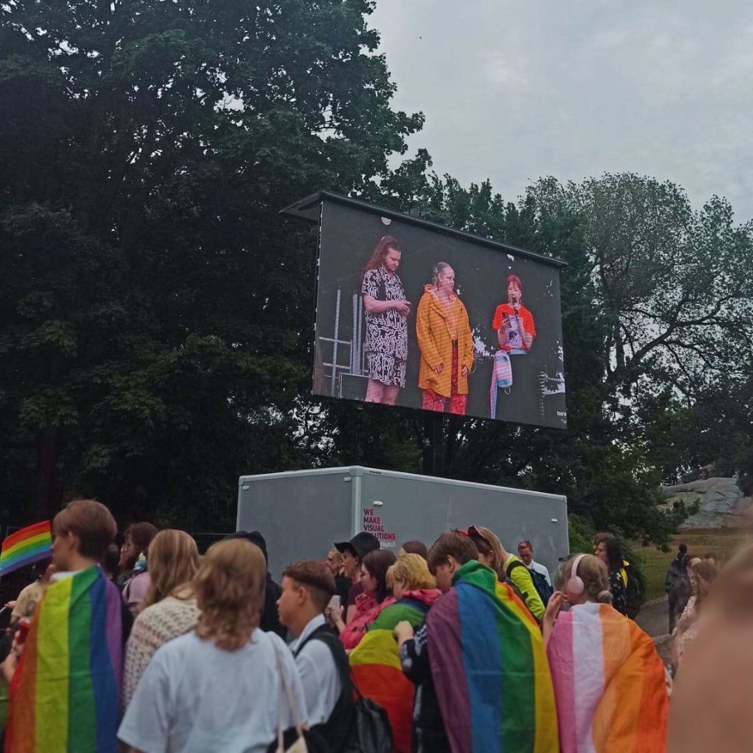 Helsinki Pride on antanut Trans ry:lle yhden Ylpeys Muuttaa Maailmaa -tunnustuksista!

Vuosittain jaettavien tunnustusten tarkoitus on nostaa esiin tahoja, jotka ovat tehneet huomionarvoista työtä ihmisoikeuksien puolesta, Priden hengessä.