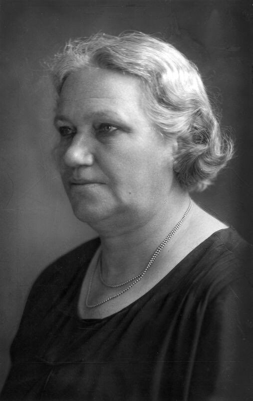 boudewijnsteur's tweet photo. Op deze dag in 1918 werd Suze Groeneweg als eerste vrouw verkozen als lid van de Tweede Kamer. Belangrijk moment in vrouwenemancipatie. Tijdens haar maidenspeech ging zij in op de moeilijke positie van de moeders, vrouwen en verloofdes van de gemobiliseerde soldaten https://t.co/4sjRnuM2et