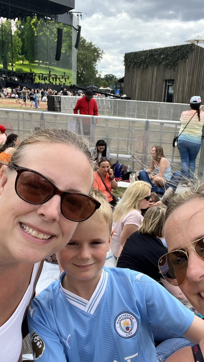 Ehewitt02's tweet photo. What a night! 🎶 ⫩ 🎉
Unreal performance from the mighty Take That! Bring on the tour 2024 🤩 https://t.co/meycJ4y6oW