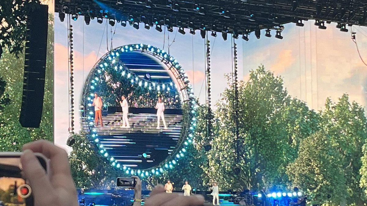 Ehewitt02's tweet photo. What a night! 🎶 ⫩ 🎉
Unreal performance from the mighty Take That! Bring on the tour 2024 🤩 https://t.co/meycJ4y6oW