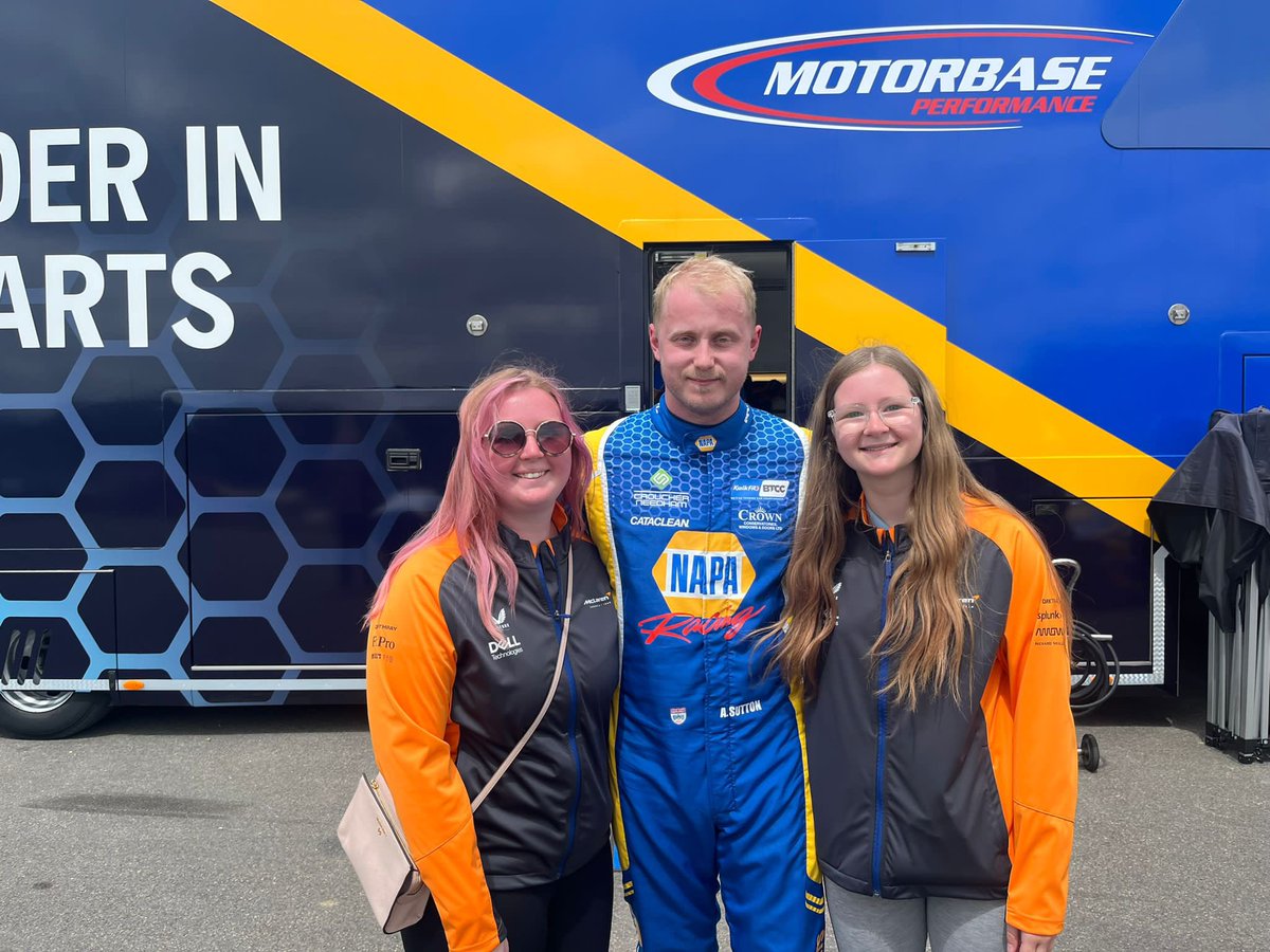 Lovely to meet <a href="/ASuttonRacing/">Ashley Sutton</a> at Brands Hatch super touring power this weekend, even if I am in the wrong apparel 🤣🏎️<a href="/NAPARacing/">NAPA Racing</a> <a href="/Brands_Hatch/">Brands Hatch</a>