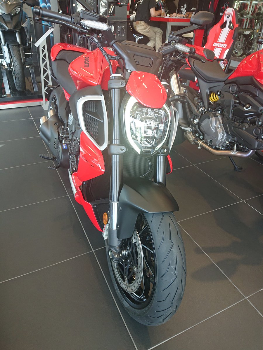 osap0311's tweet photo. 気になってるバイクを見に行ってきた。欲しい❗
#ドゥカテイ
#ディアベルv4 https://t.co/XGzmoxFpD8