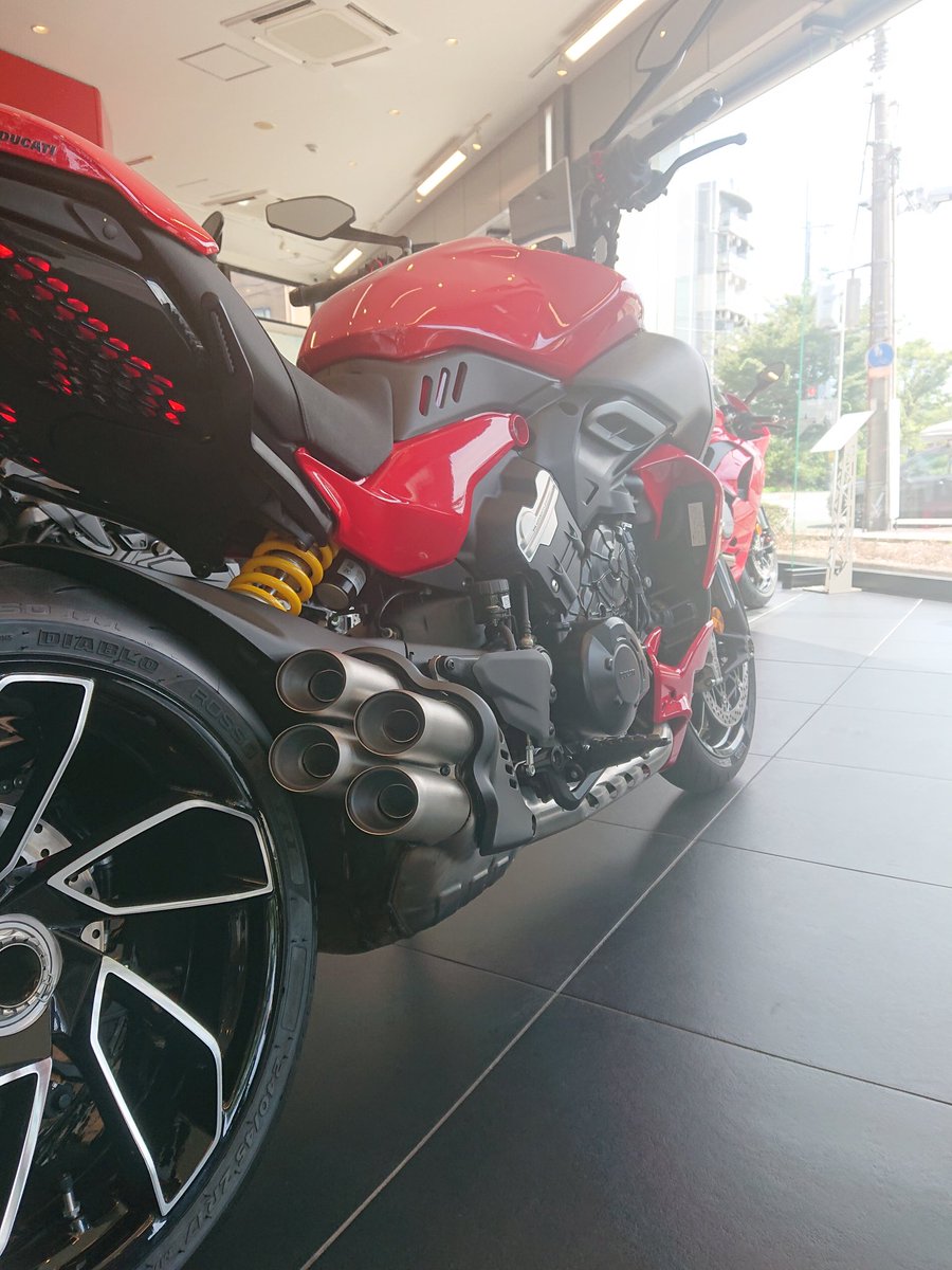osap0311's tweet photo. 気になってるバイクを見に行ってきた。欲しい❗
#ドゥカテイ
#ディアベルv4 https://t.co/XGzmoxFpD8