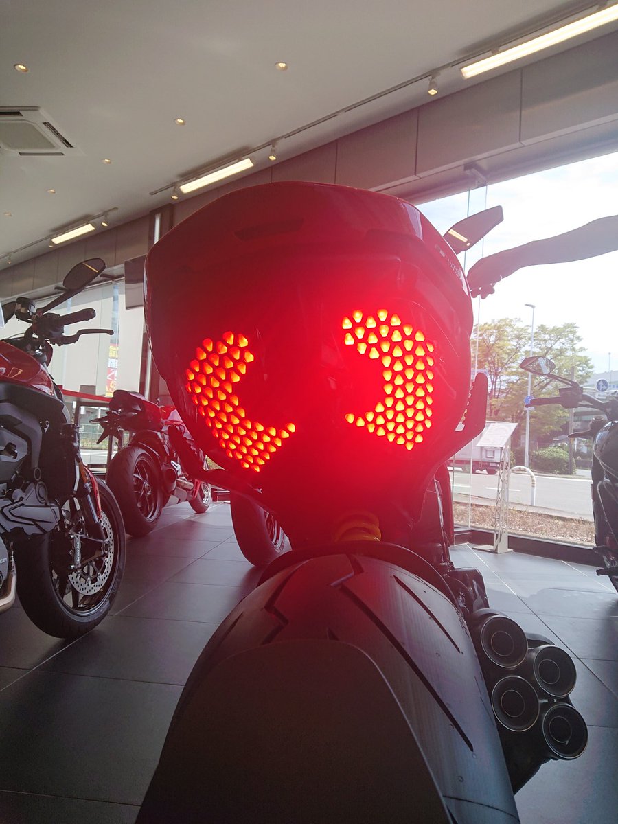 osap0311's tweet photo. 気になってるバイクを見に行ってきた。欲しい❗
#ドゥカテイ
#ディアベルv4 https://t.co/XGzmoxFpD8