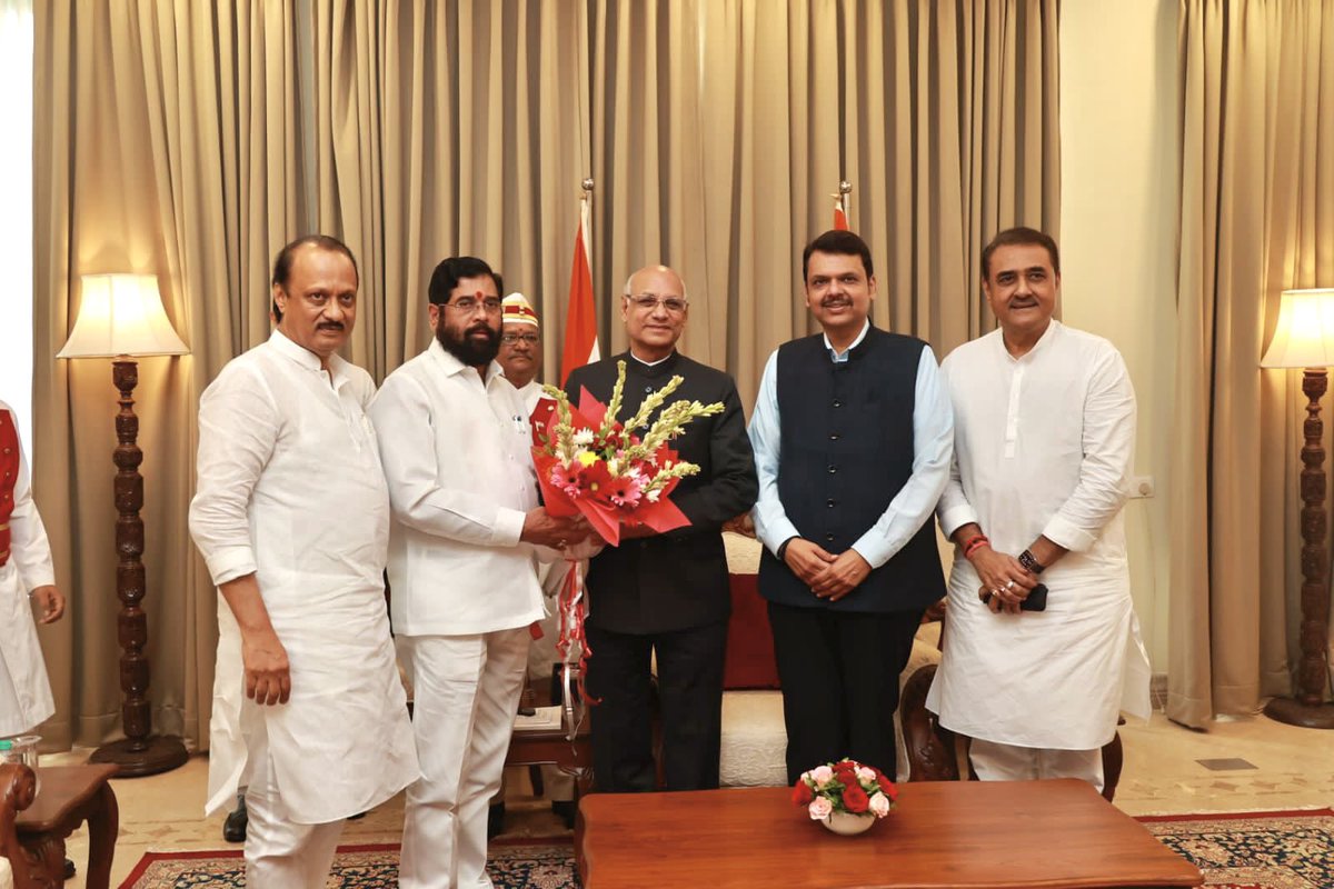 Dev_Fadnavis's tweet photo. 2/7/23 📍राजभवन, मुंबई.
आमचे नेते, देशाचे यशस्वी पंतप्रधान मा. नरेंद्र मोदीजी यांच्या विकासाच्या अजेंड्यावर विश्वास ठेवत राष्ट्रवादी काँग्रेस पक्षाने भाजपा-शिवसेना युतीच्��ा सरकारमध्ये सहभागी होण्याचा निर्णय ��ेतला. 
मुख्यमंत्री एकनाथजी शिंदे यांच्या नेतृत्वातील मंत्रिमंडळात अजितदादा पवार यांनी उपमुख्यमंत्री म्हणून शपथ घेतली. त्यांचे मी मनःपूर्वक अभिनंदन करतो आणि त्यांना पुढील वाटचालीसाठी शुभेच्छा देतो !
याशिवाय छगनराव भुजबळ, दिलीप वळसे पाटील, हसन मुश्रिफ, धनंजय मुंडे, धर्मरावबाबा आत्राम, आदिती तटकरे, संजय बनसोडे, अनिल पाटील यांनी मंत्री म्हणून शपथ घेतली. या सर्वांचे सुद्धा मनःपूर्वक अभ��नंदन आणि शुभेच्छा ! 
#Maharashtra @AjitPawarSpeaks