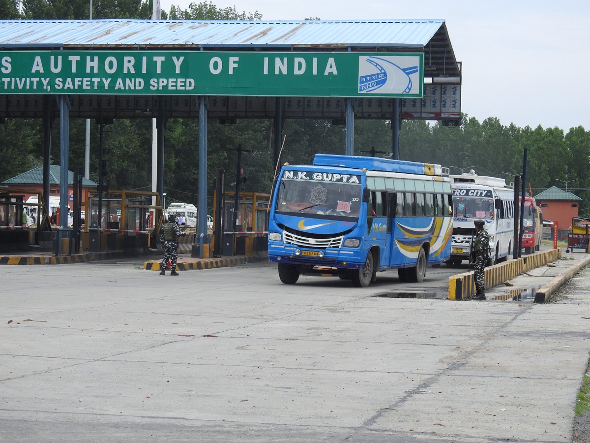 Today Sh. Alok Avasthy, DIG SKOR CRPF supervised the deployment placed for SANJY-2023 and interacted with all personnel and briefed them about their duties. He also ensured safe passage of Yatra Convoy in AOR.
<a href="/KOSCRPF/">Kashmir Ops Sector, CRPF</a> <a href="/crpfindia/">🇮🇳CRPF🇮🇳</a> <a href="/crpf_srinagar/">Srinagar Sector CRPF 🇮🇳</a>