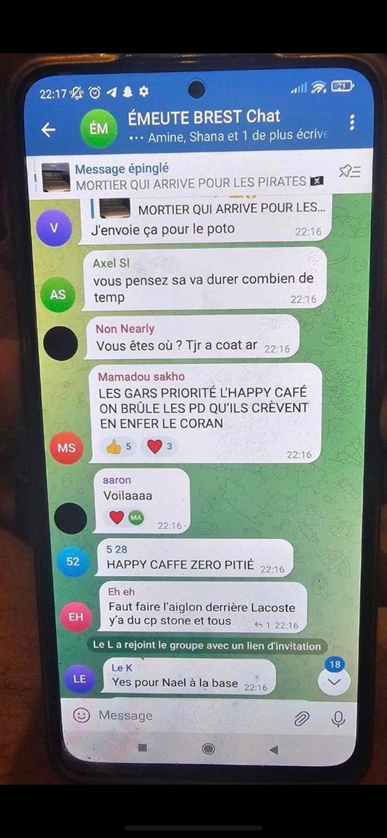 Slaangirly's tweet photo. @quetschpapi le teubé ici c'est toi, ca serais une revolution si ca s'attaquais a l'élysée,  au senat ect. 

la ca s'attaque a des salon de coiffure ...des cafés, des pharmacie....

Non c'est juste des criminels et c'est pour cela qu'ils ont aucun soutien de la population.

on est pas aveugle https://t.co/9PZvIsM7zP