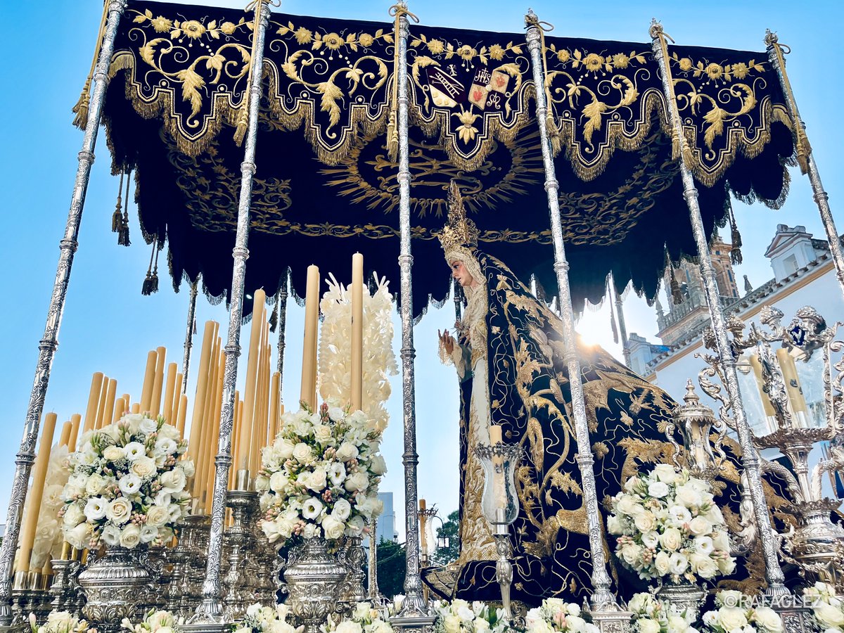 RafaGlez11's tweet photo. El paso de María Santísima de la Paciencia. Manto decimonónico de Antúnez y bambalinas juanmanuelinas. Pertenecieron a la Hermandad del Calvario de Sevilla. Una auténtica maravilla de @columnacarmona para comenzar la jornada en Santiago. https://t.co/vZbT1D4S8h