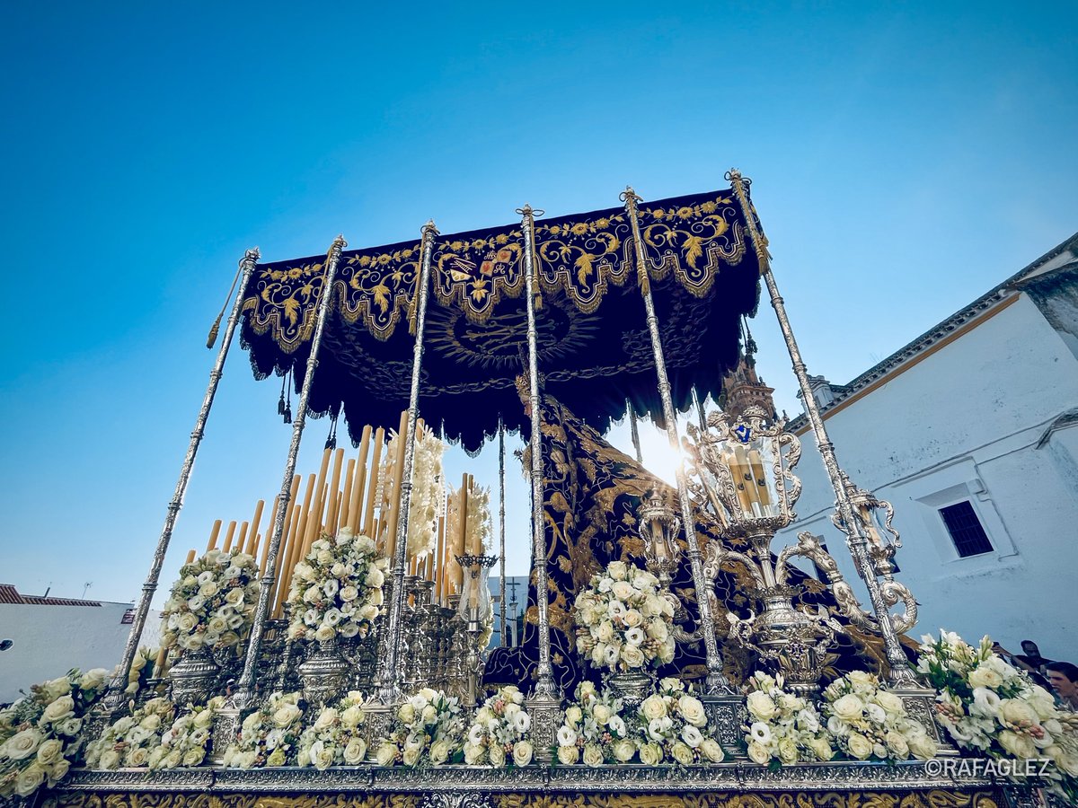RafaGlez11's tweet photo. El paso de María Santísima de la Paciencia. Manto decimonónico de Antúnez y bambalinas juanmanuelinas. Pertenecieron a la Hermandad del Calvario de Sevilla. Una auténtica maravilla de @columnacarmona para comenzar la jornada en Santiago. https://t.co/vZbT1D4S8h