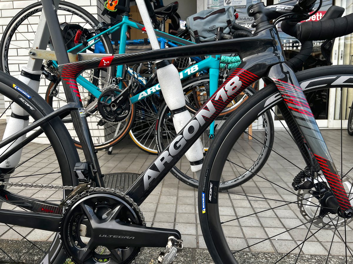 masarutsuruoka's tweet photo. ARGON18 SUMとSUM PROに試乗。
ぐぬぬ、最上級グレードのSUM PROはやはりいい。
踏んだら踏んだだけぐんぐん進む。
トルクをかけるとぐわんと加速。
そして緩斜面の上りが楽。

とはいえ、愛車のGALLIUM CSに乗ったときの自宅にいるような安心感も負けてない。
#argon18 #sum #sumpro https://t.co/Rb49G4qATv